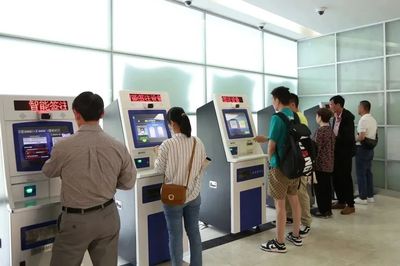 恢復(fù)辦證超200萬(wàn)證次，全國(guó)通辦再優(yōu)化 滬出入境部門(mén)新政提升服務(wù)能級(jí)